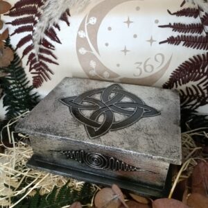 Caja de Madera con Nudo de Bruja