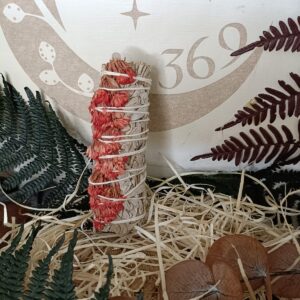 Atadillo de Salvia Blanca con Pétalos de Naranja