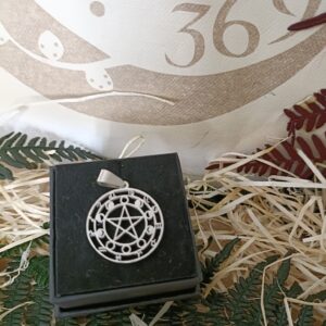 Colgante de Acero Pentáculo con Fases Lunares y Símbolos del Zodiaco