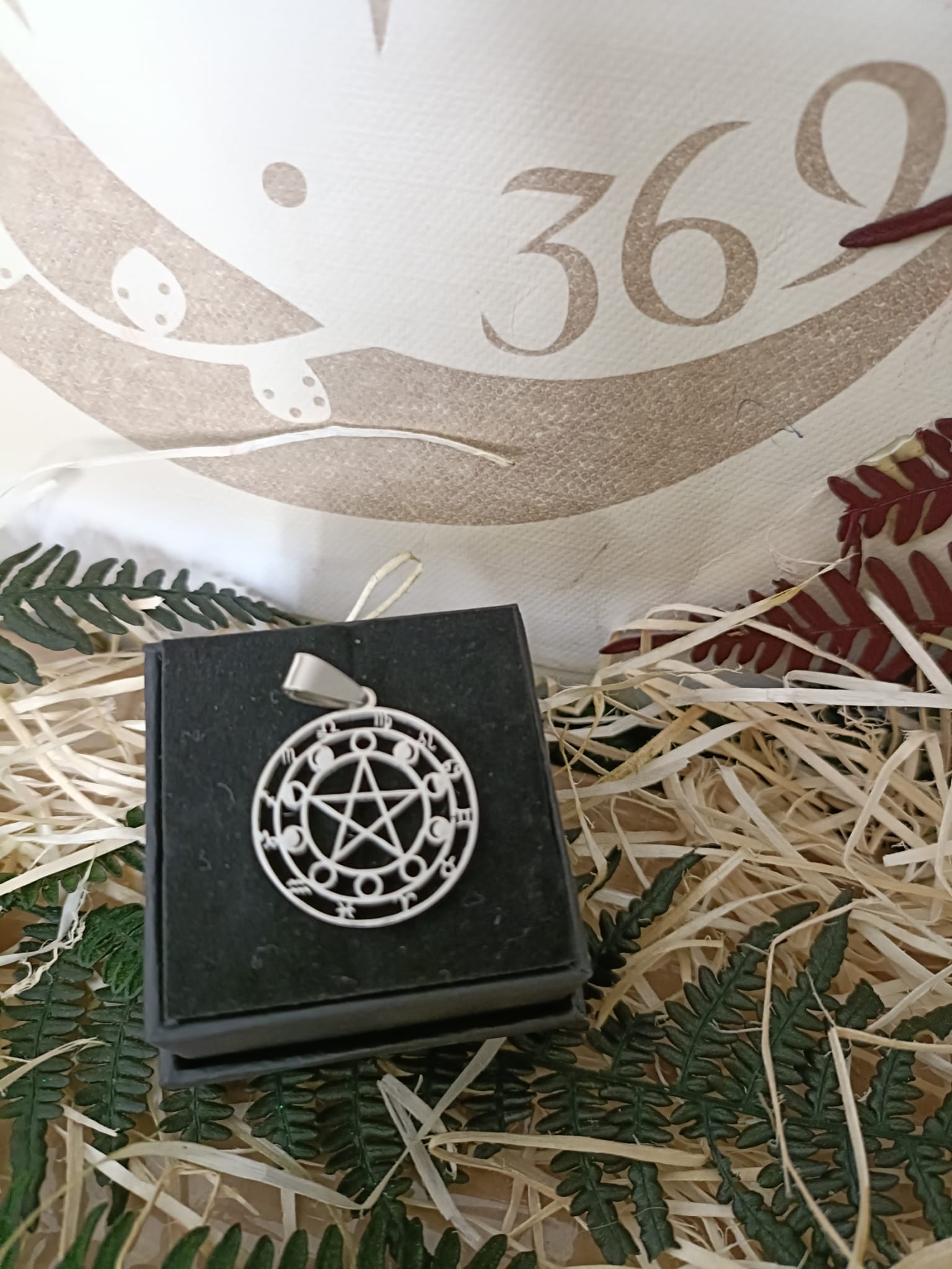 Colgante de Acero Pentáculo con Fases Lunares y Símbolos del Zodiaco