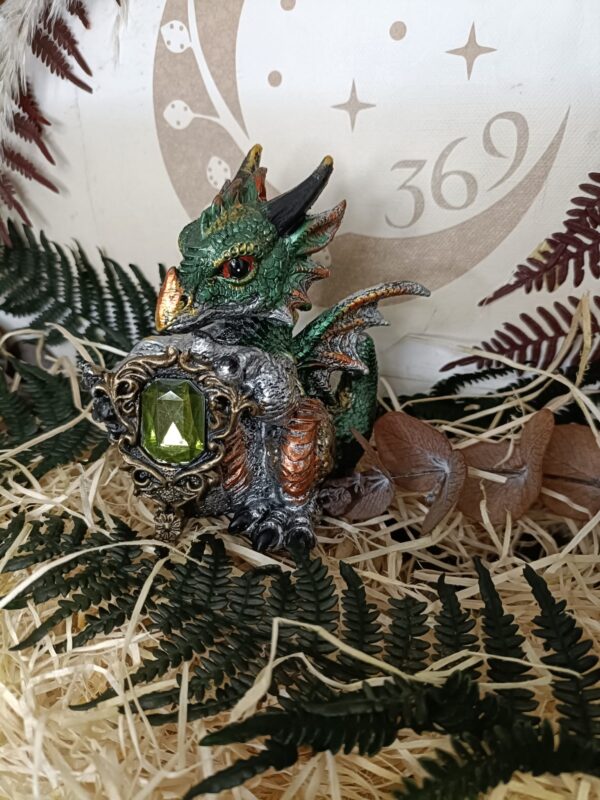 Dragón con Piedra Verde