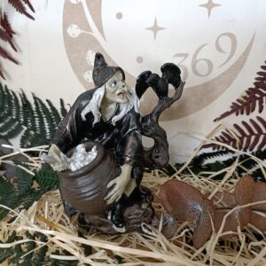 Figura de Bruja con Caldero y Cuervo