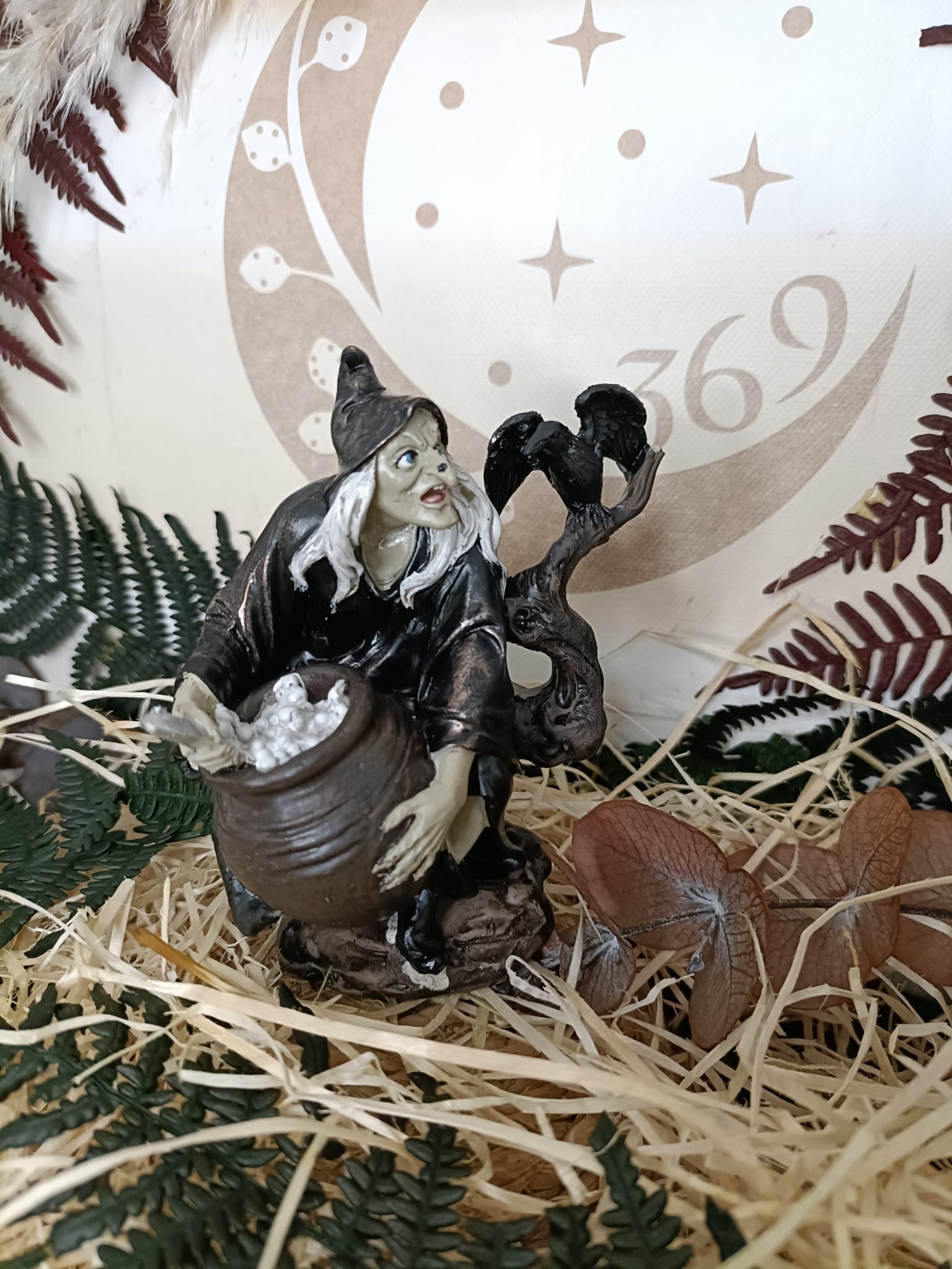 Figura de Bruja con Caldero y Cuervo