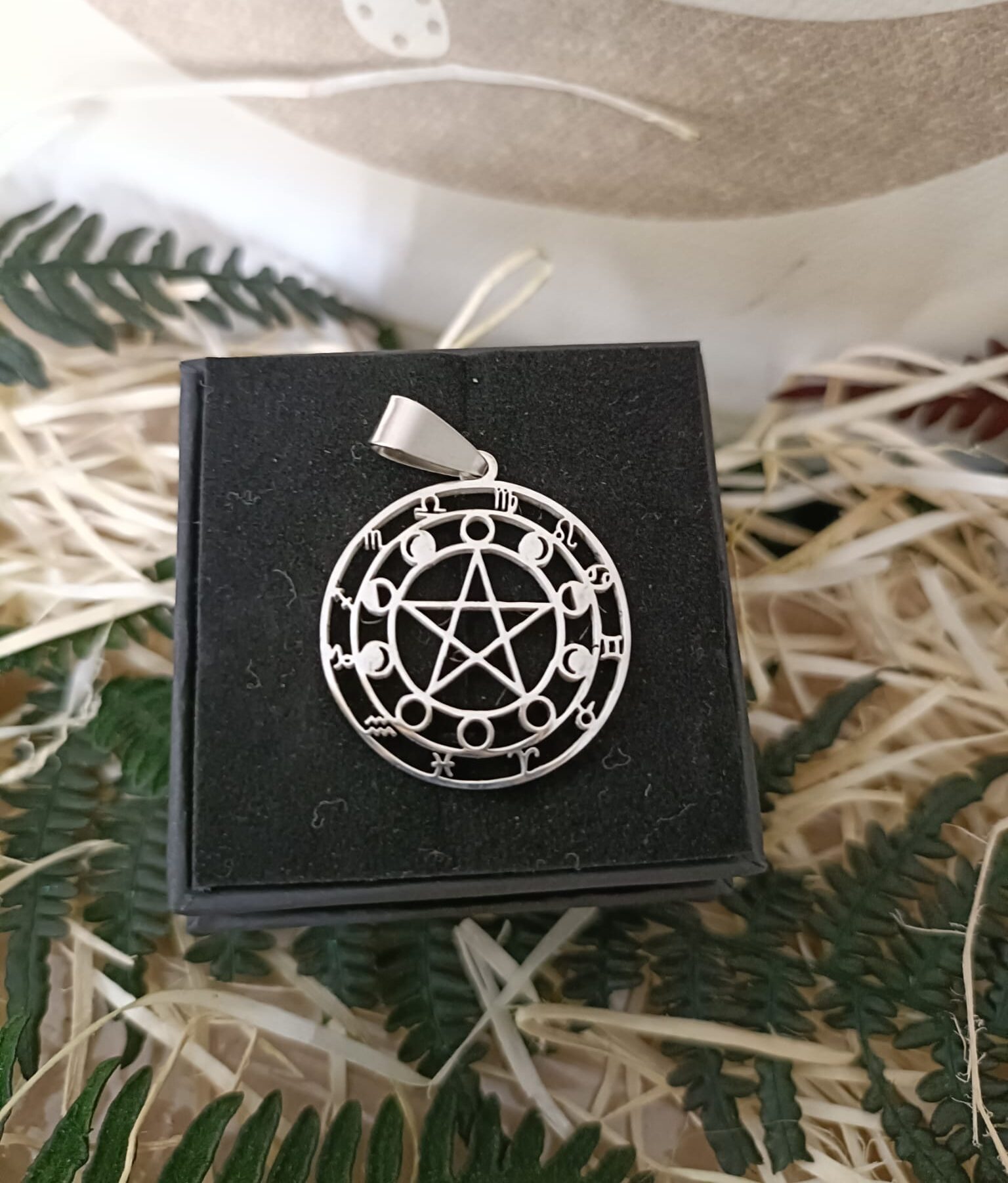 Colgante de Acero Pentáculo con Fases Lunares y Símbolos del Zodiaco - Imagen 3