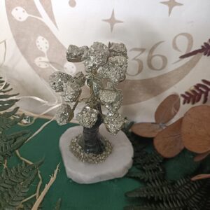 Árbol con Minerales de Pirita en Bruto