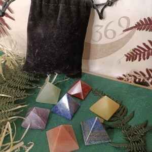 Set de 7 Piedras en Forma de Pirámide