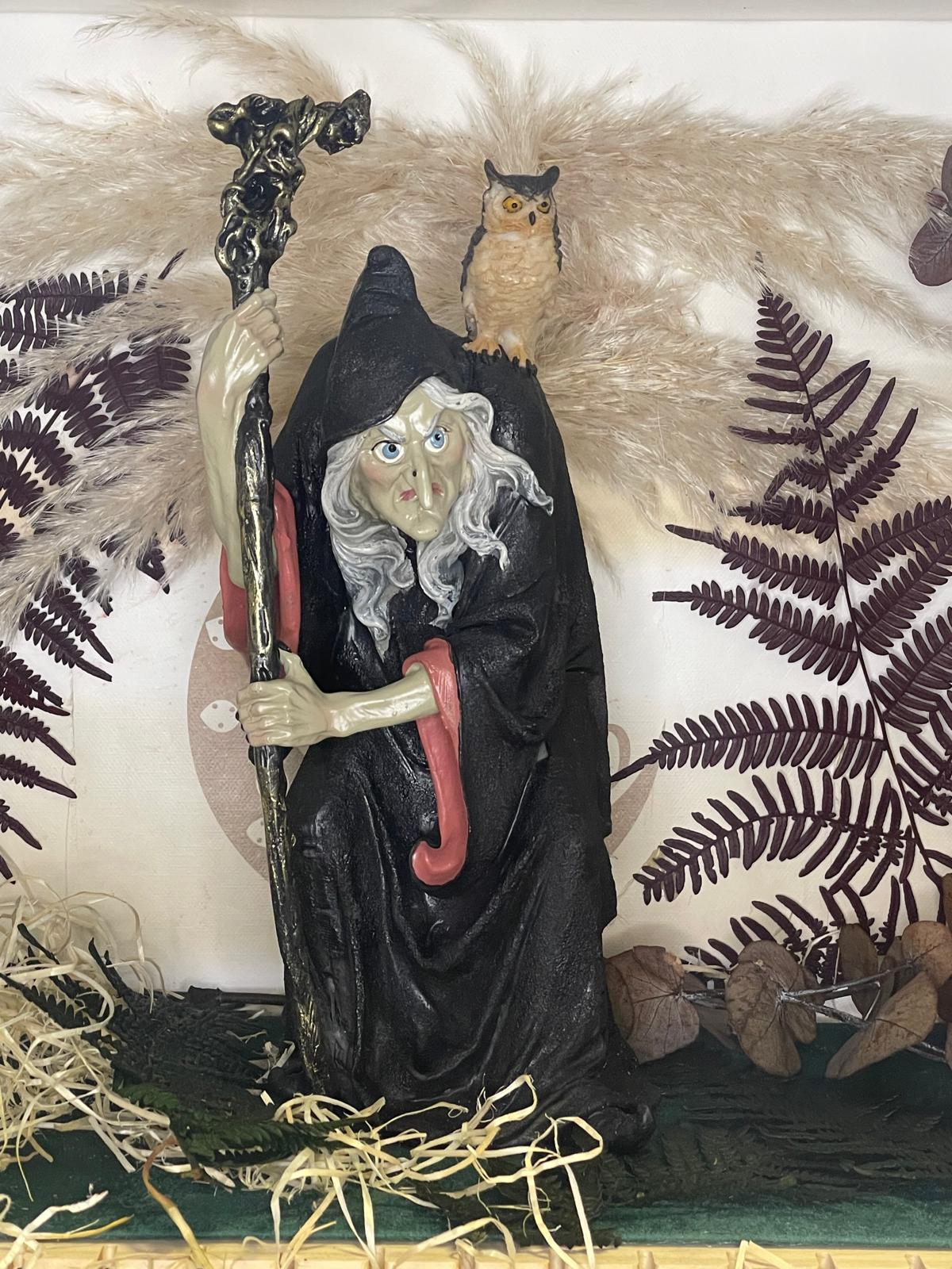 Figura de Bruja con Lechuza 30 cm