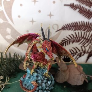 Dragón Oro Rubí sobre Rocas