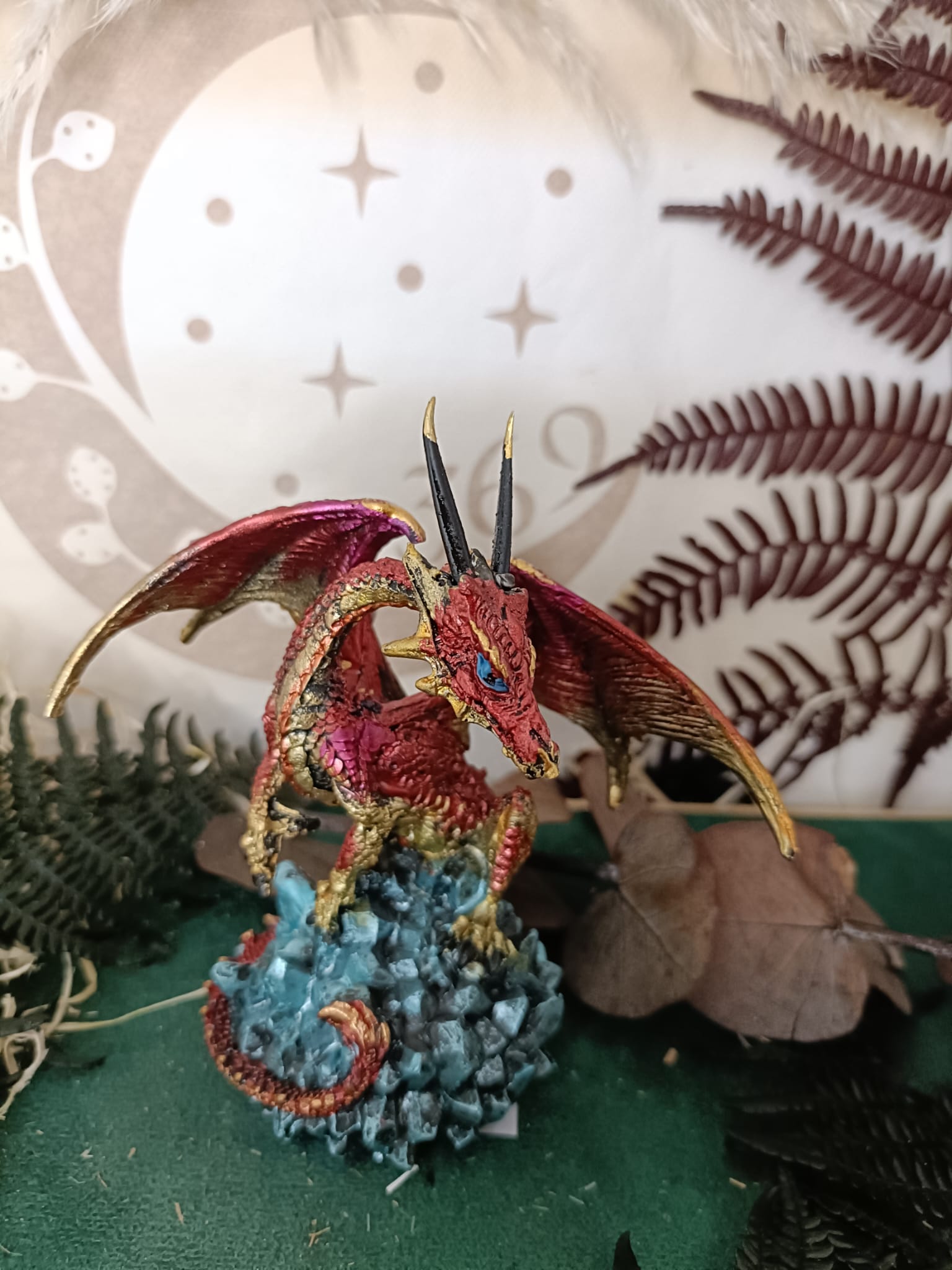 Dragón Oro Rubí sobre Rocas