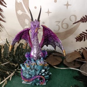 Dragón Morado sobre Rocas