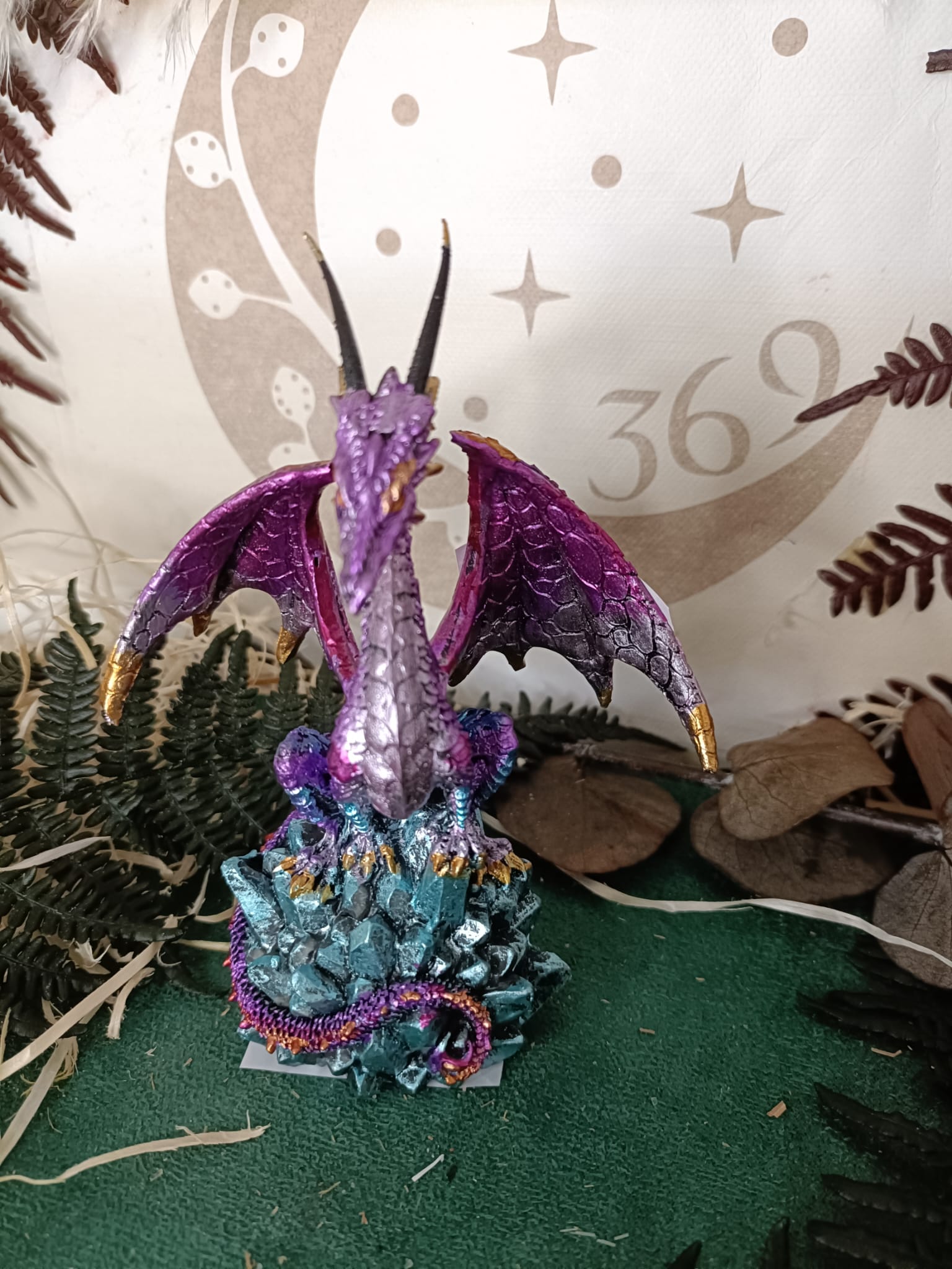 Dragón Morado sobre Rocas