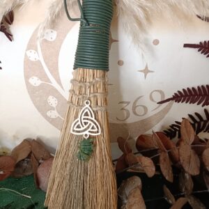 Escoba de la Bruja Triquetra Verde