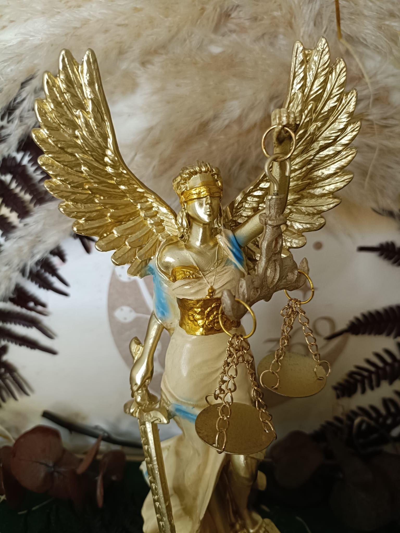 Figura de la Diosa de la Justicia con Alas - Imagen 2