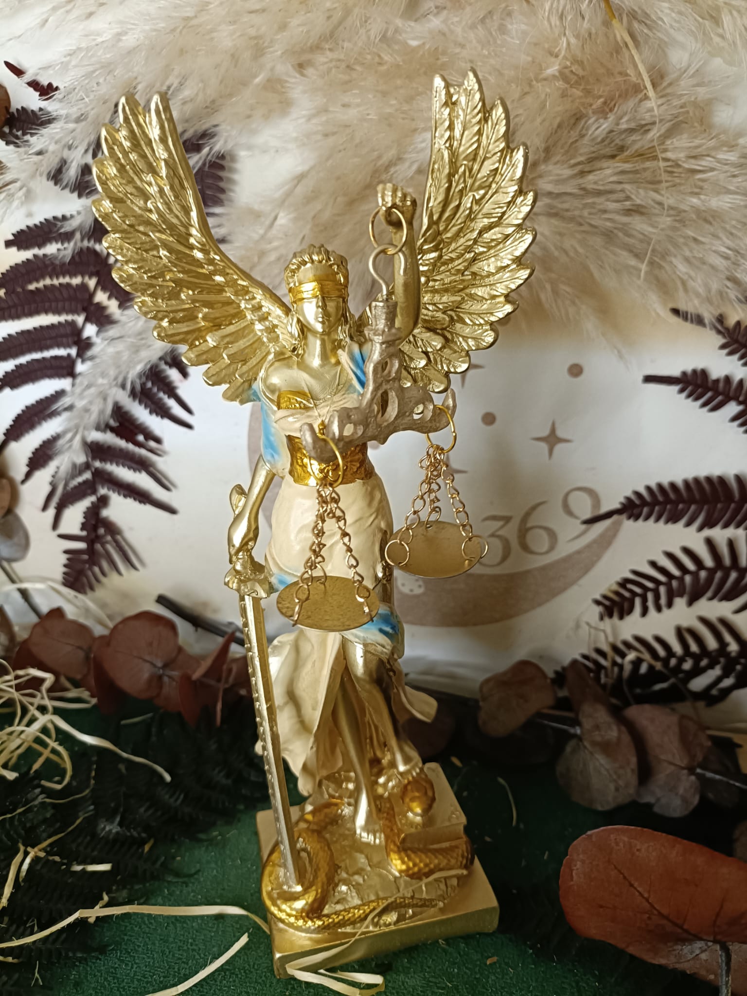Figura de la Diosa de la Justicia con Alas