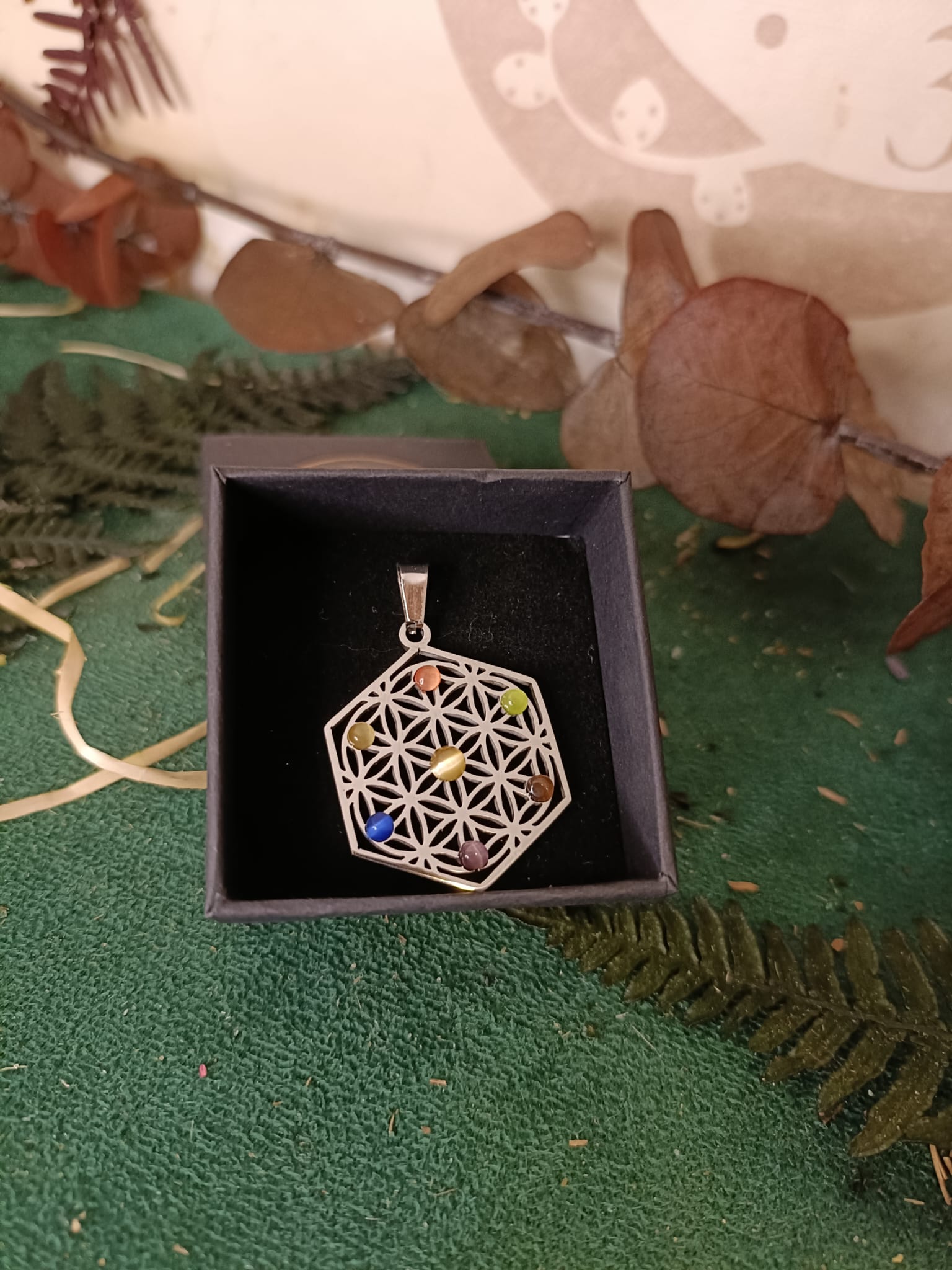 Colgante Flor de la Vida con Piedras de Chakras en Ojo de Gato - Imagen 2