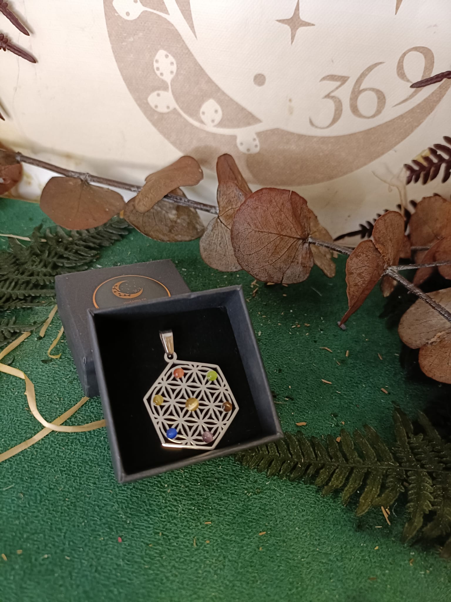 Colgante Flor de la Vida con Piedras de Chakras en Ojo de Gato