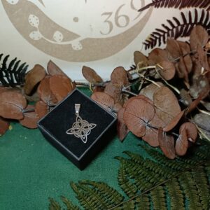 Colgante Nudo de Bruja en Acero Inoxidable