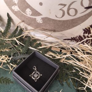 Colgante Nudo de Bruja con Lunas – Plata de Ley