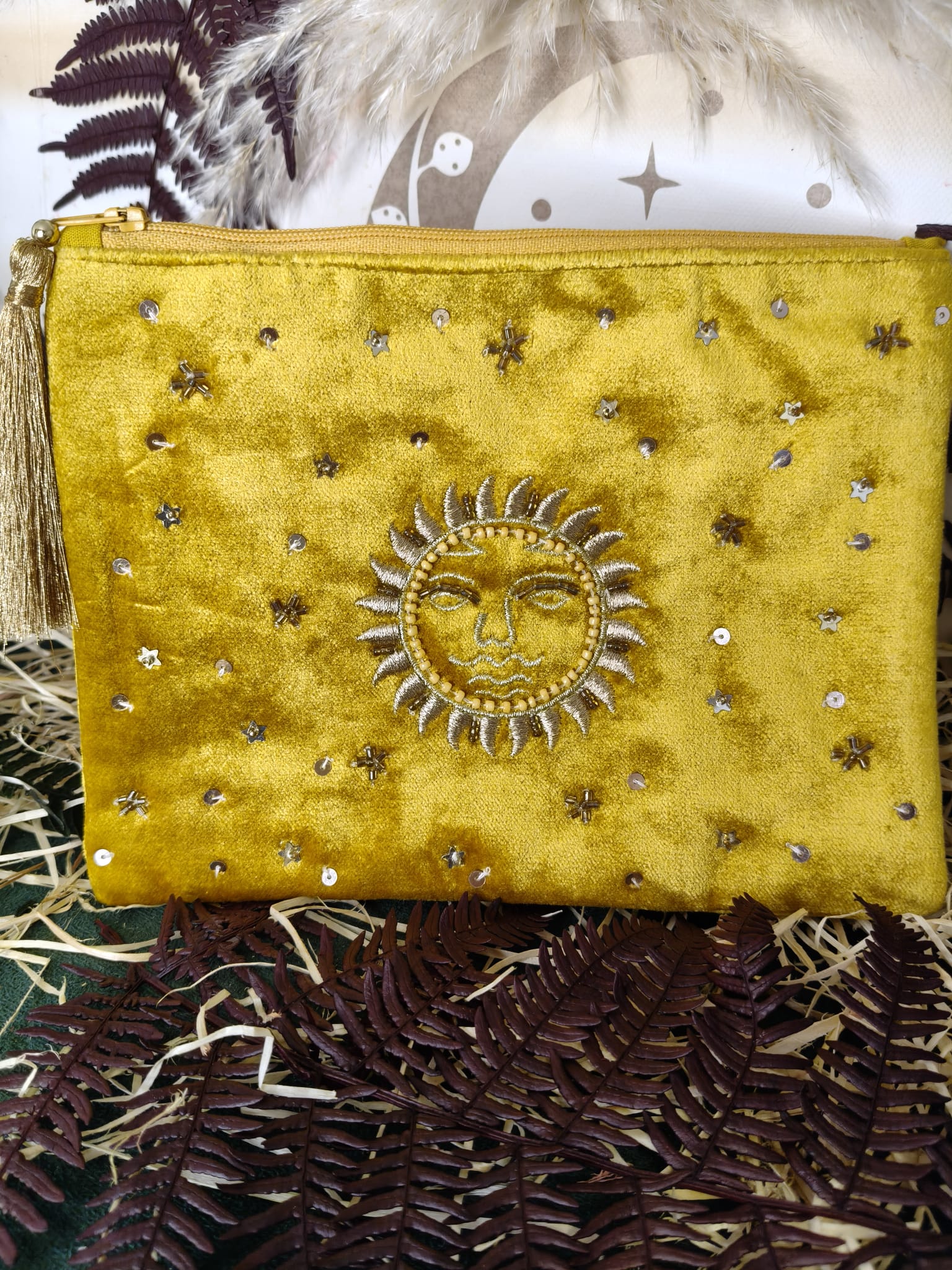 Bolsa de Tarot de Terciopelo Amarillo con Cremallera y Sol Bordado – 20x15 cm - Imagen 2