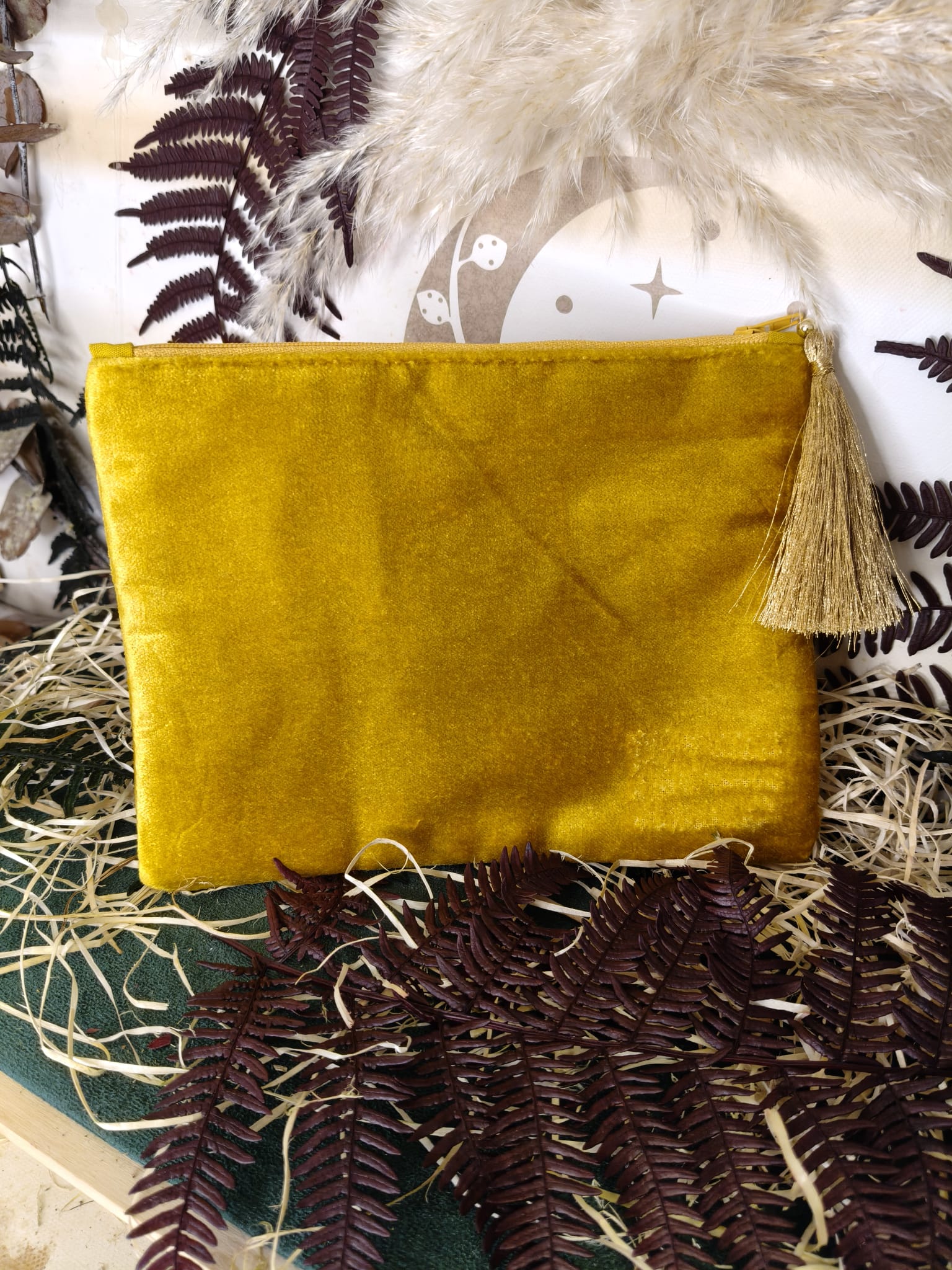 Bolsa de Tarot de Terciopelo Amarillo con Cremallera y Sol Bordado – 20x15 cm - Imagen 3