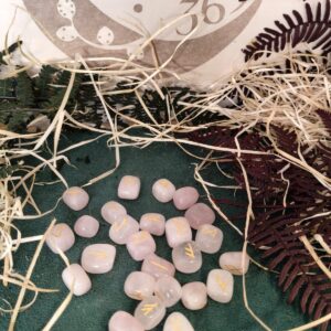 Set de Runas de Cuarzo Rosa – Herramienta de Adivinación y Sanación