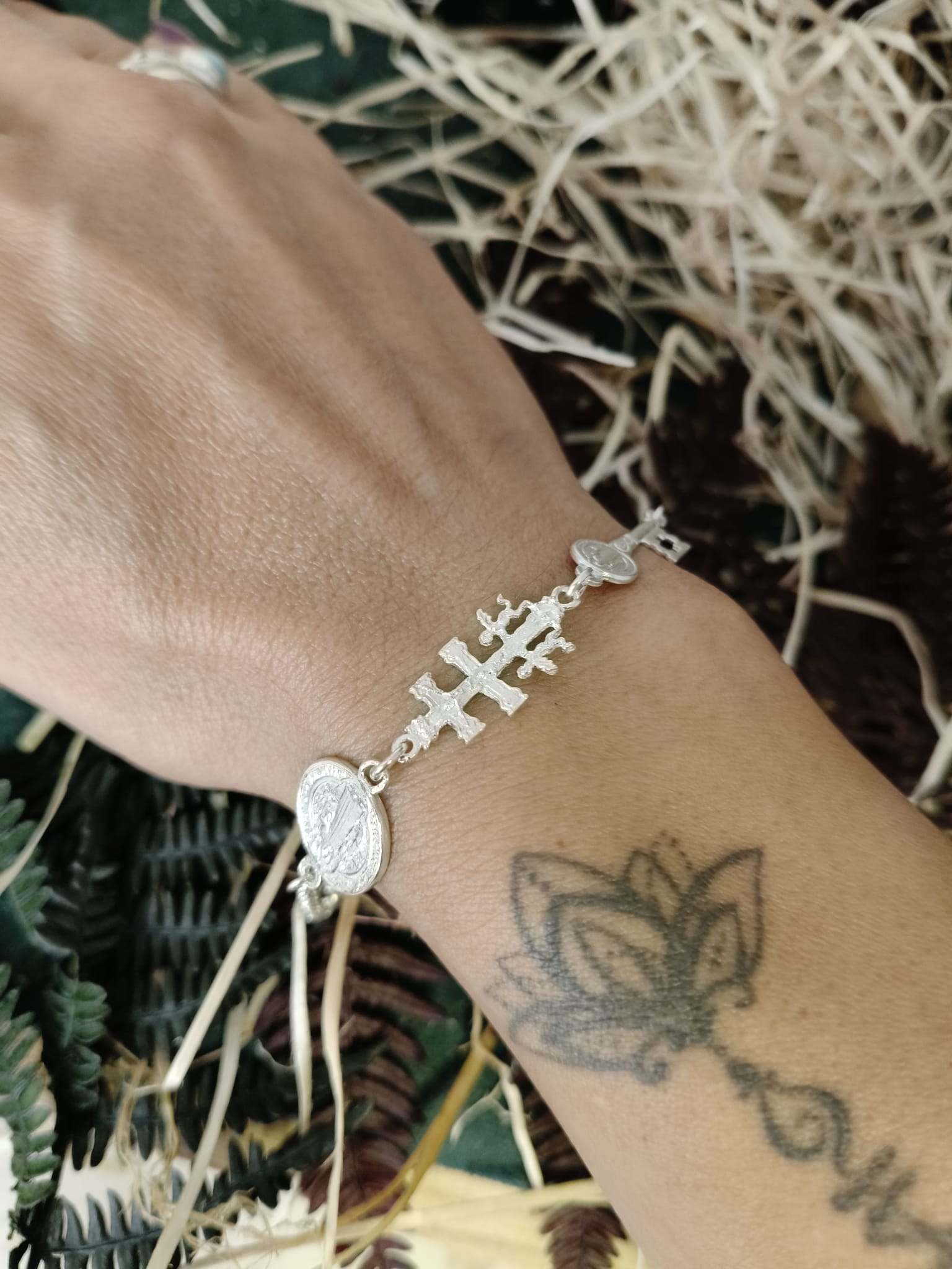 Pulsera Plata – Tres Protecciones (San Benito, Caravaca & Llave) - Imagen 2