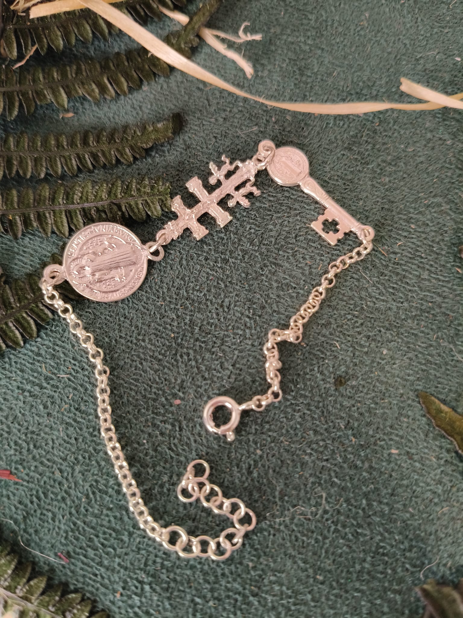 Pulsera Plata – Tres Protecciones (San Benito, Caravaca & Llave) - Imagen 3