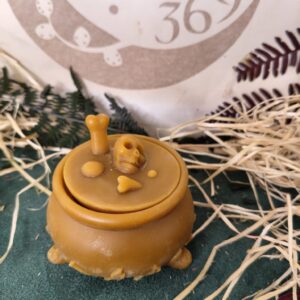 Vela de Miel Natural Caldero con Calavera – Edición Artesanal de Halloween