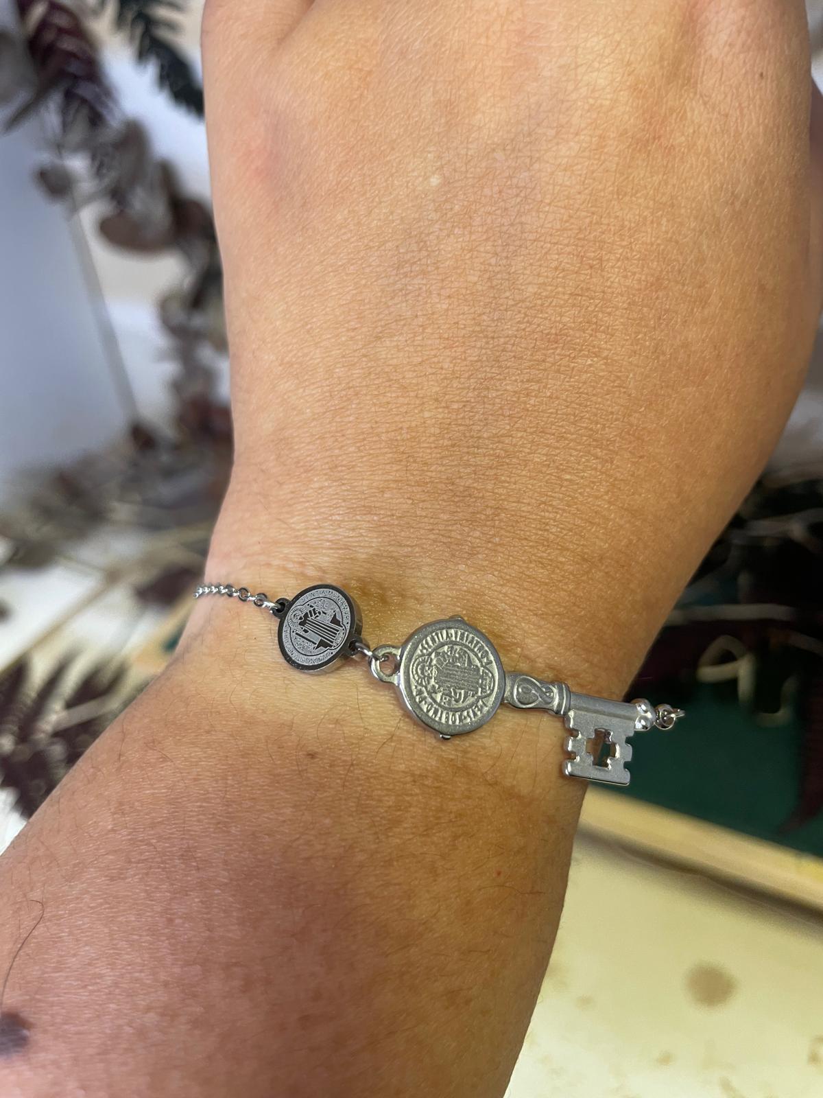 ✝️ Pulsera Doble Protección – Llave y Medalla de San Benito - Imagen 2