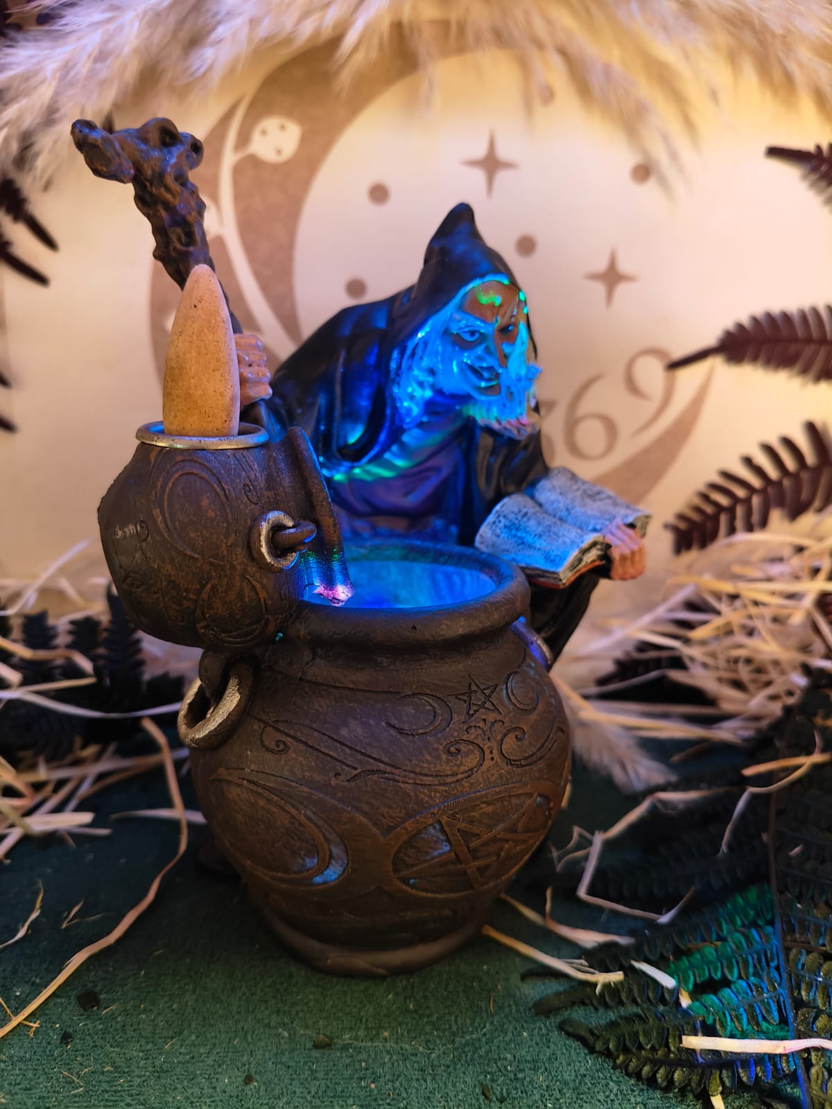 🔮 Bruja Porta Cono de Incienso con Calderos y Luz – 14 cm - Imagen 5