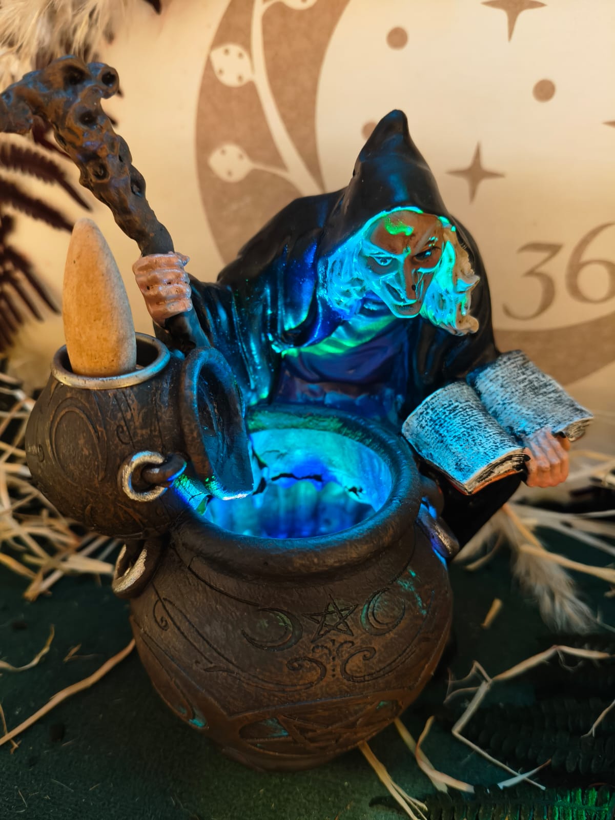🔮 Bruja Porta Cono de Incienso con Calderos y Luz – 14 cm - Imagen 4