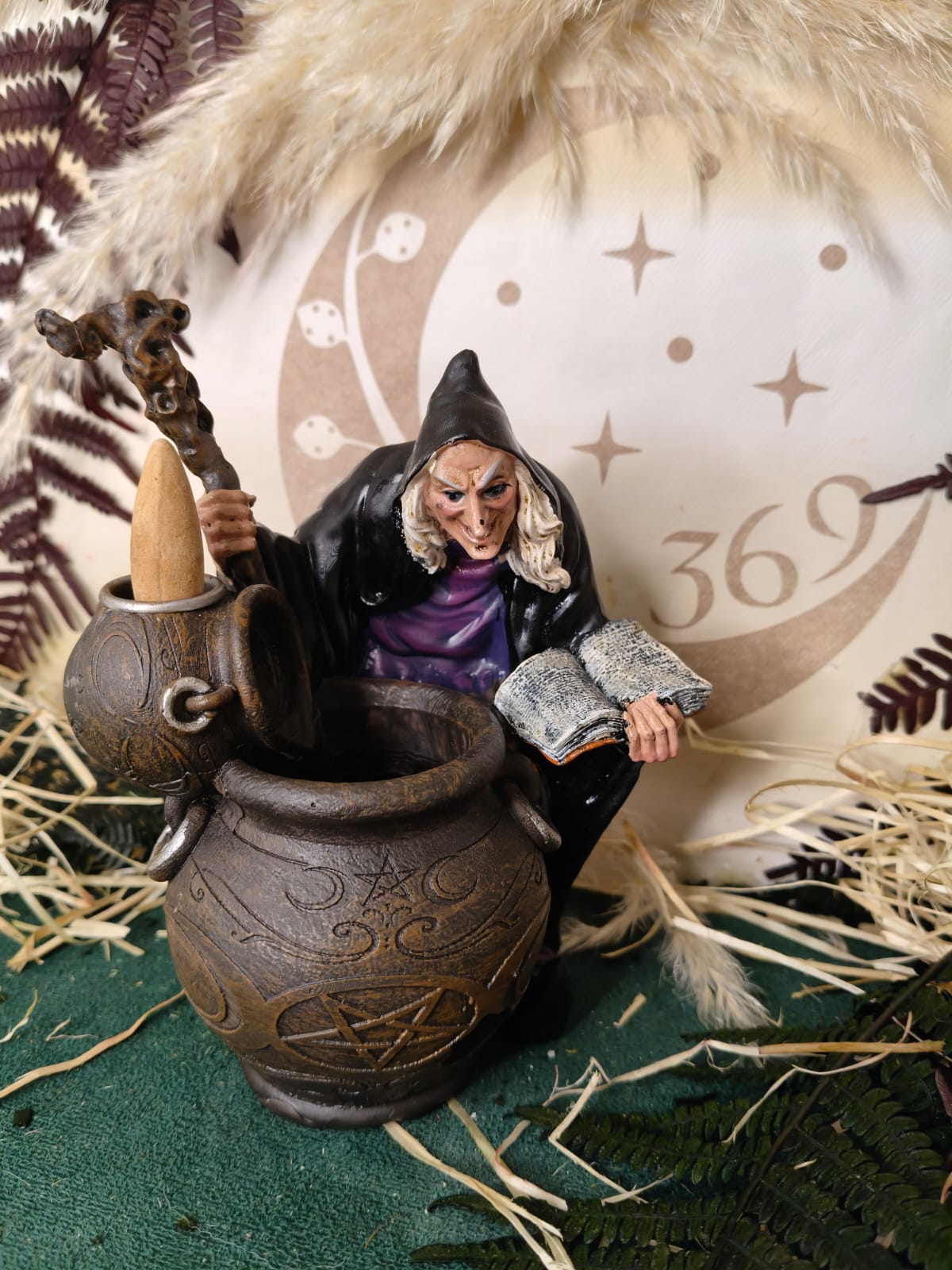 🔮 Bruja Porta Cono de Incienso con Calderos y Luz – 14 cm - Imagen 2