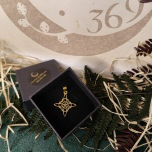 🔱✨ Colgante de Acero Dorado – Nudo de Bruja con Pentáculo