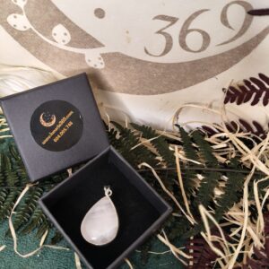 🔮 Colgante de Cuarzo Rosa con Baño de Plata