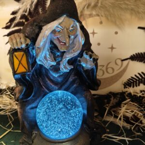Bruja con Farol y Bola de Cristal Iluminada – 23 cm