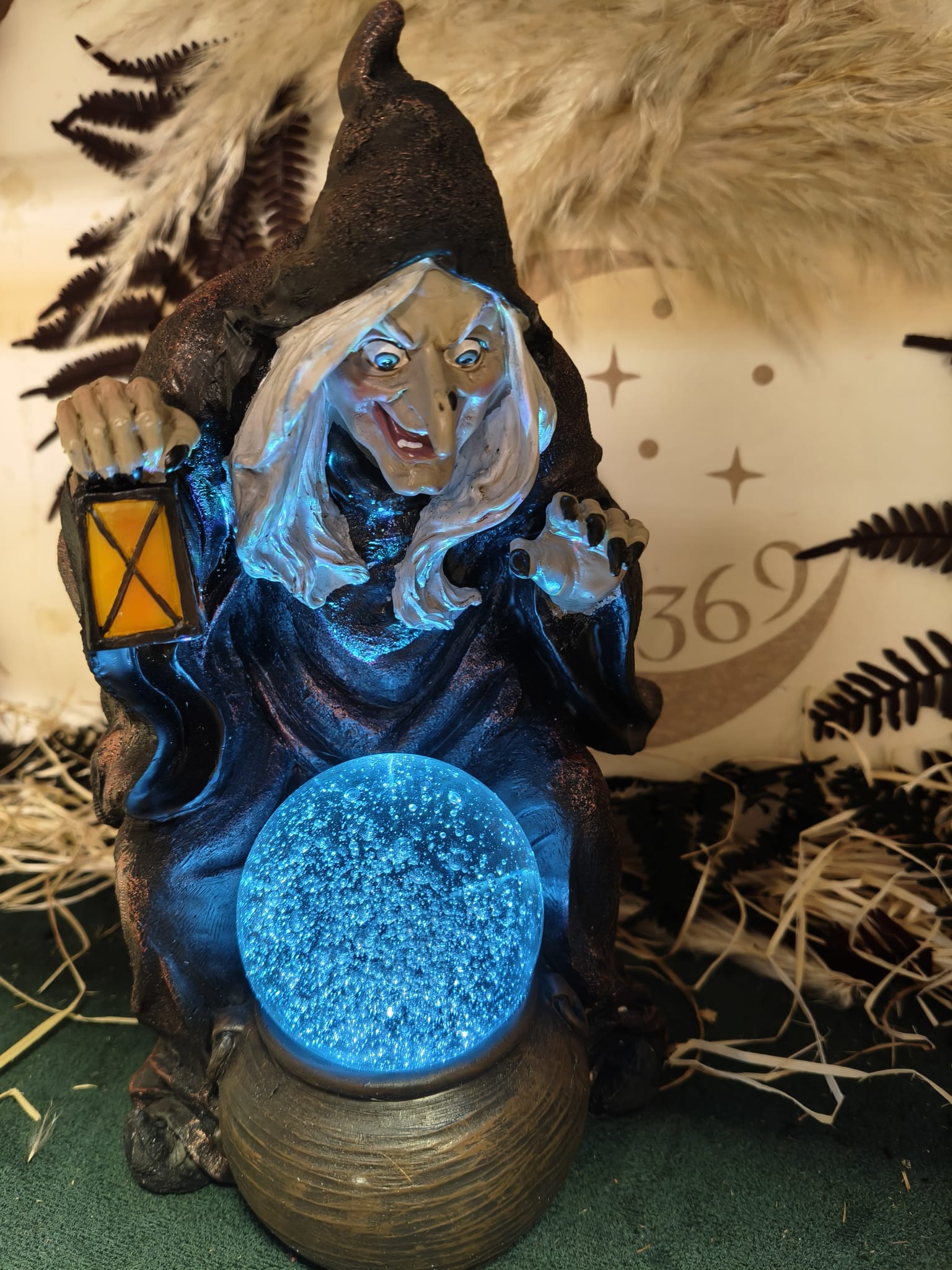 Bruja con Farol y Bola de Cristal Iluminada – 23 cm