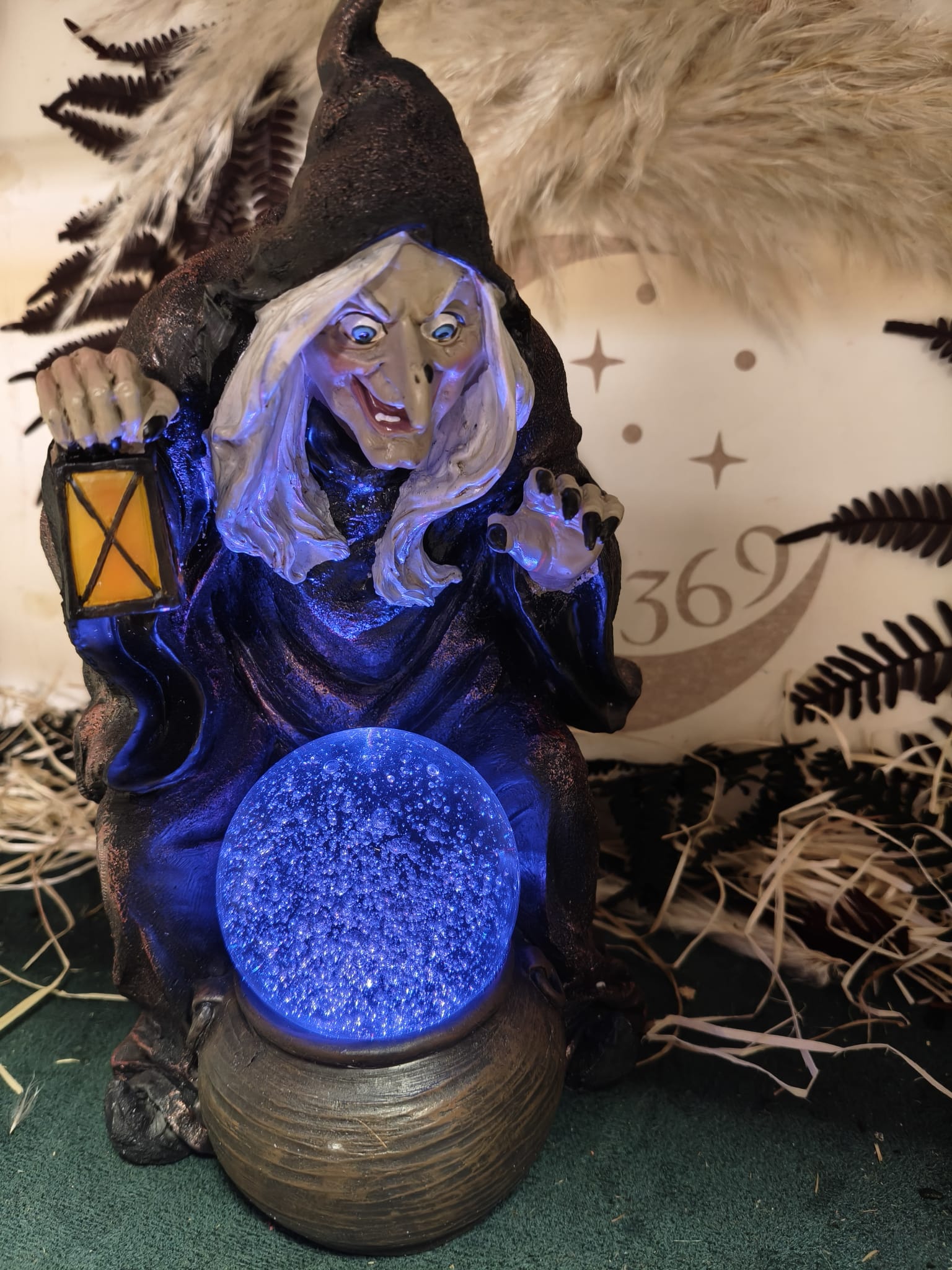 Bruja con Farol y Bola de Cristal Iluminada – 23 cm - Imagen 5