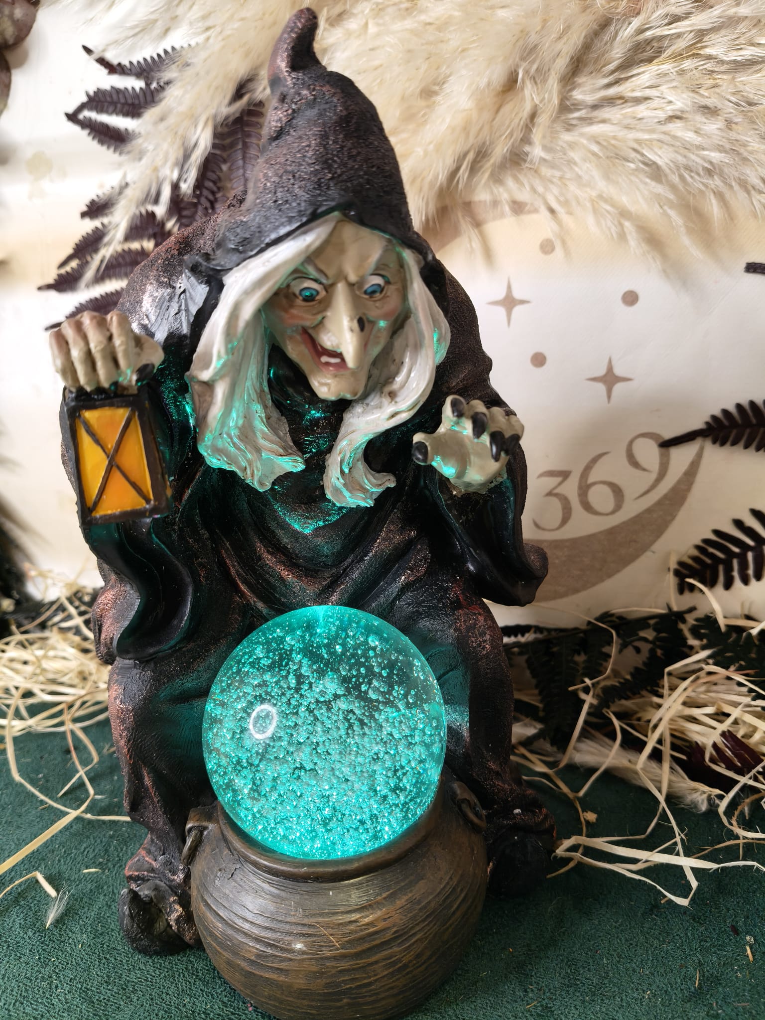 Bruja con Farol y Bola de Cristal Iluminada – 23 cm - Imagen 4