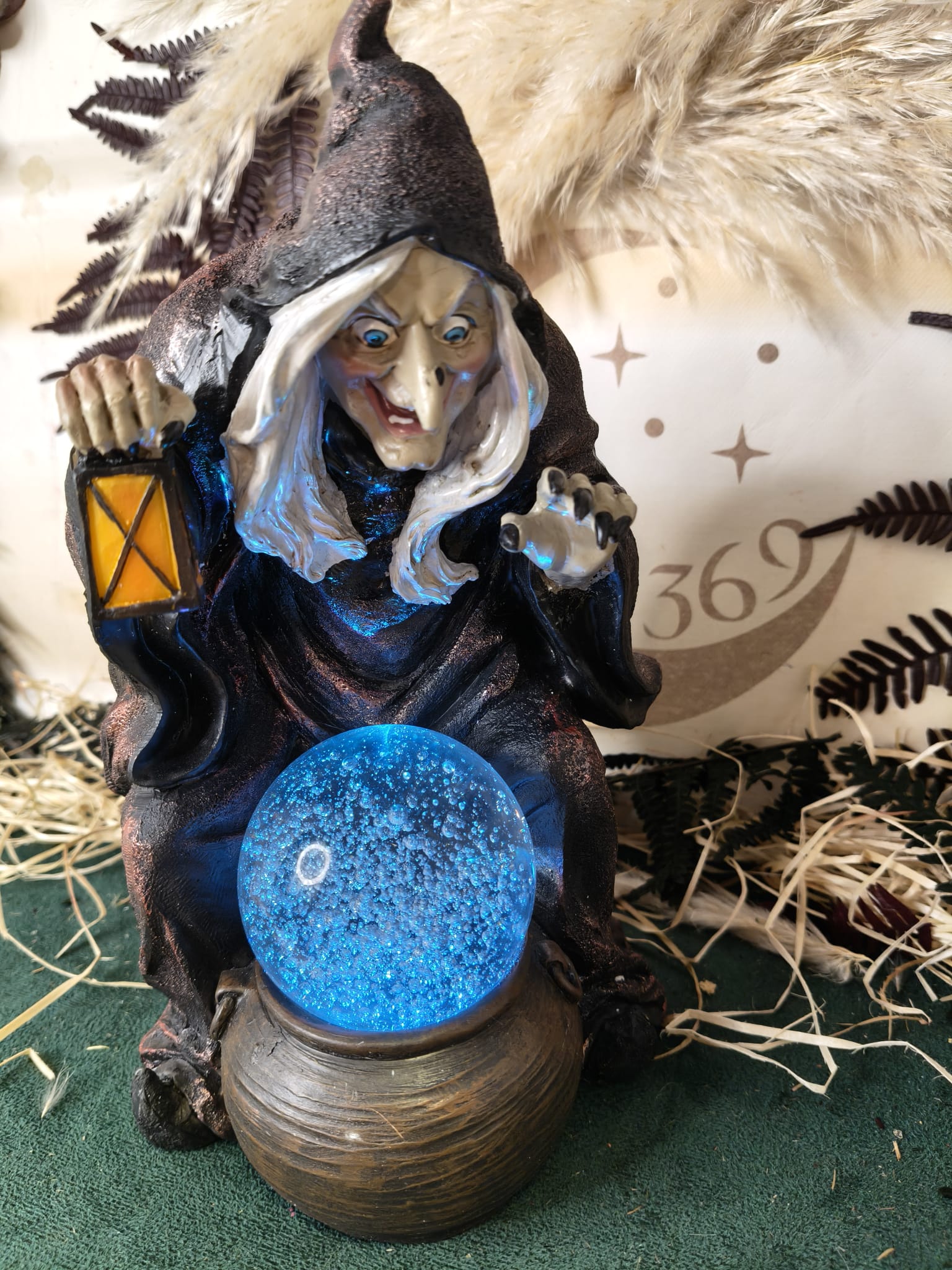 Bruja con Farol y Bola de Cristal Iluminada – 23 cm - Imagen 3