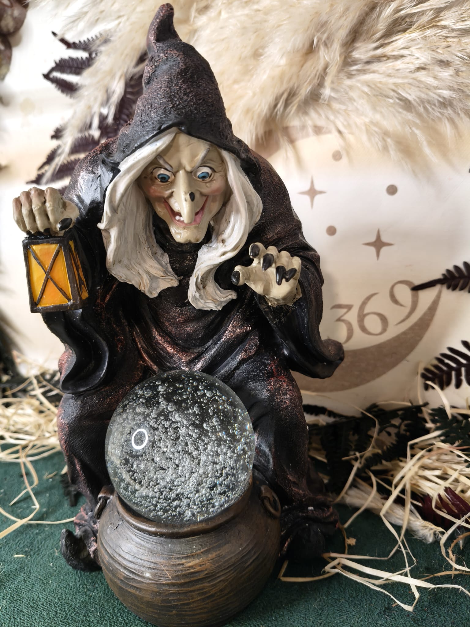 Bruja con Farol y Bola de Cristal Iluminada – 23 cm - Imagen 2
